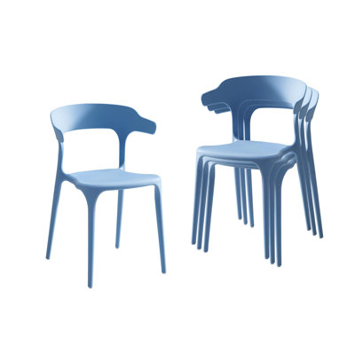 Un ensemble de 4 chaises empilées