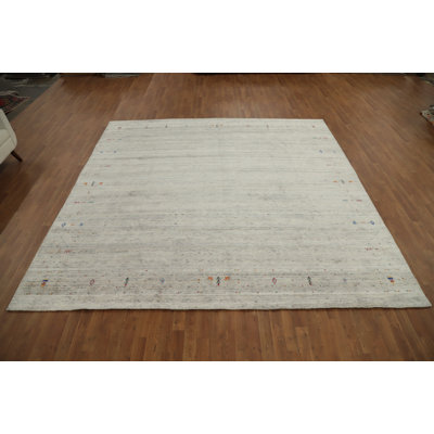 Tapis élégant de style Gabbeh 10 x 10 avec de subtils accents colorés