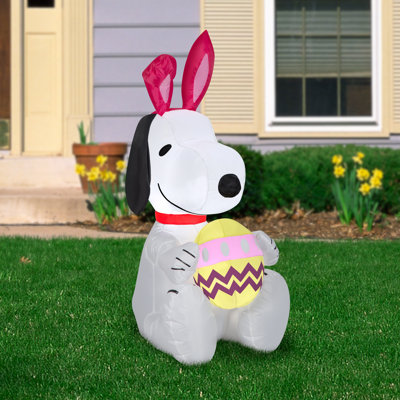 Snoopy tenant un œuf gonflable