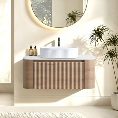 Meuble-lavabo de 36 po avec lavabo, armoire murale en chêne miel avec porte-serviettes gratuit, conception simple de lavabo en céramique rayée ovale, sans bonde ni robinet, pré-assemblé