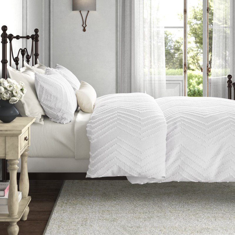 Averyonna Reversible Geometric Embroidered Duvet Cover Set – Soft Polyester with Easy Zipper Closure, Wave White