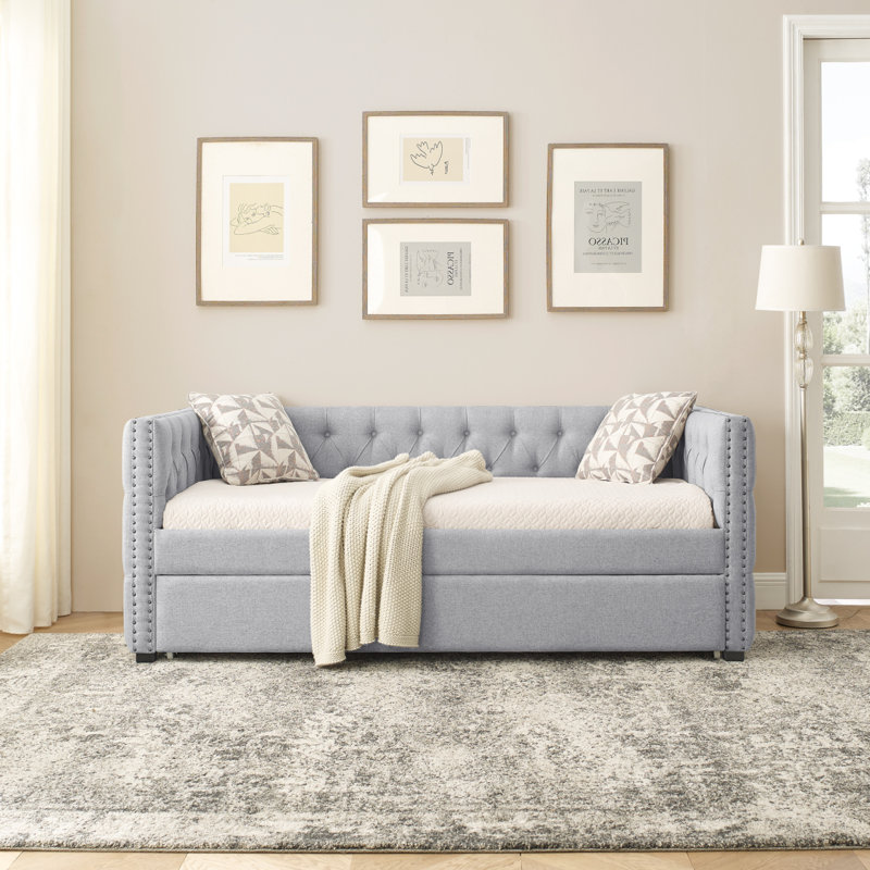 Lit de jour avec couchette rembourrée et capitonnée, avec boutons et clous en cuivre sur accoudoirs carrés, taille simple, gris (85 po x 42,5 po x 31,5 po) (ancien SKU W487S00045)