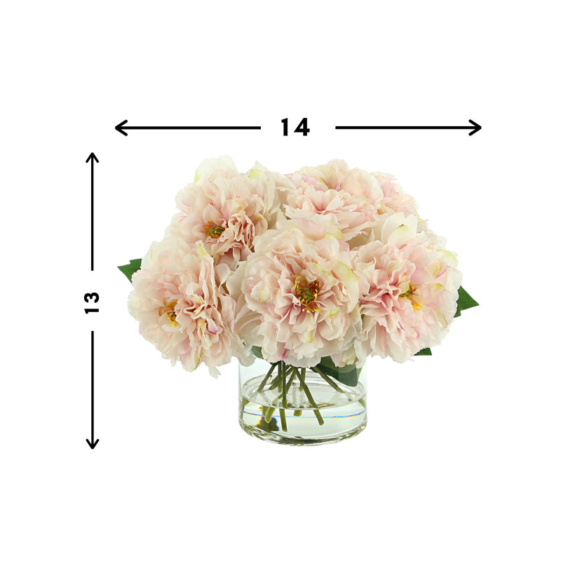 Arrangement floral de pivoines dans un vase en verre