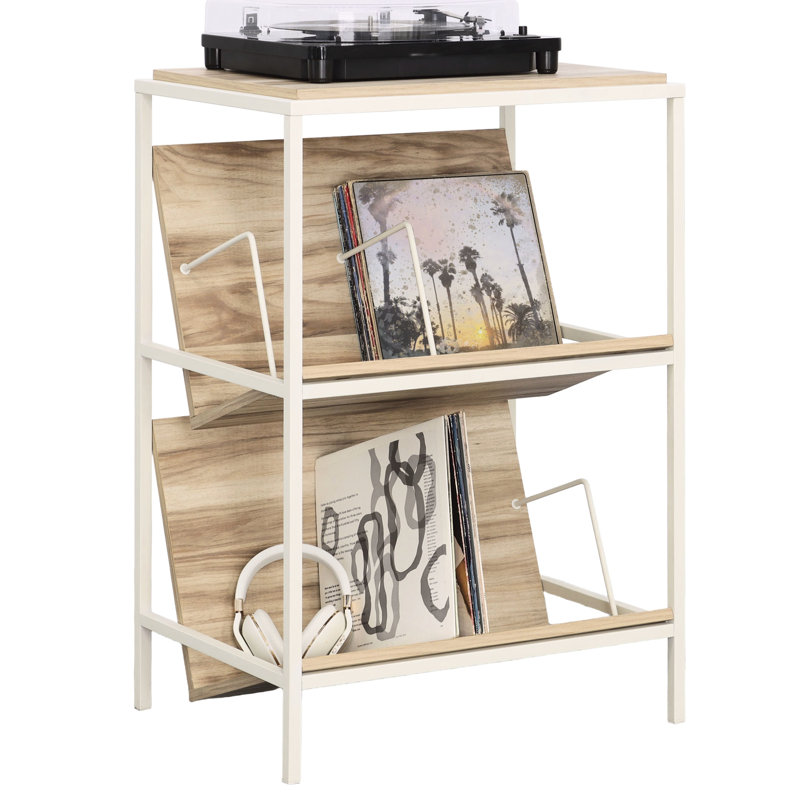 Rangement polyvalent à structure en métal avec finitions en bois et tablettes inclinées pour les petits espaces dans le salon.