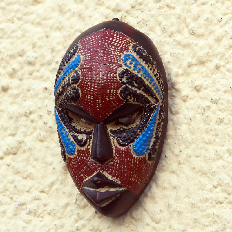 Visage de bonheur et masque mural en bois africain