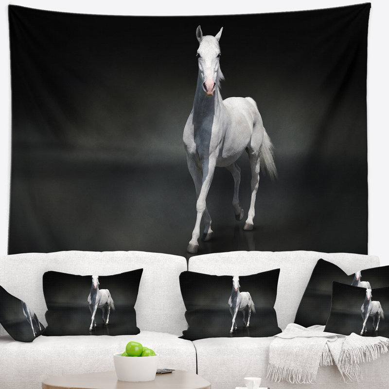 Cheval noir isolé sur une tapisserie noire, H 32 po x l 39 po