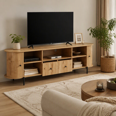 Le meuble télé de style américain U-Can est doté de portes cintrées en rotin avec tiroirs, de pattes arrondies en acier et d'un espace de rangement dissimulé à l'intérieur.