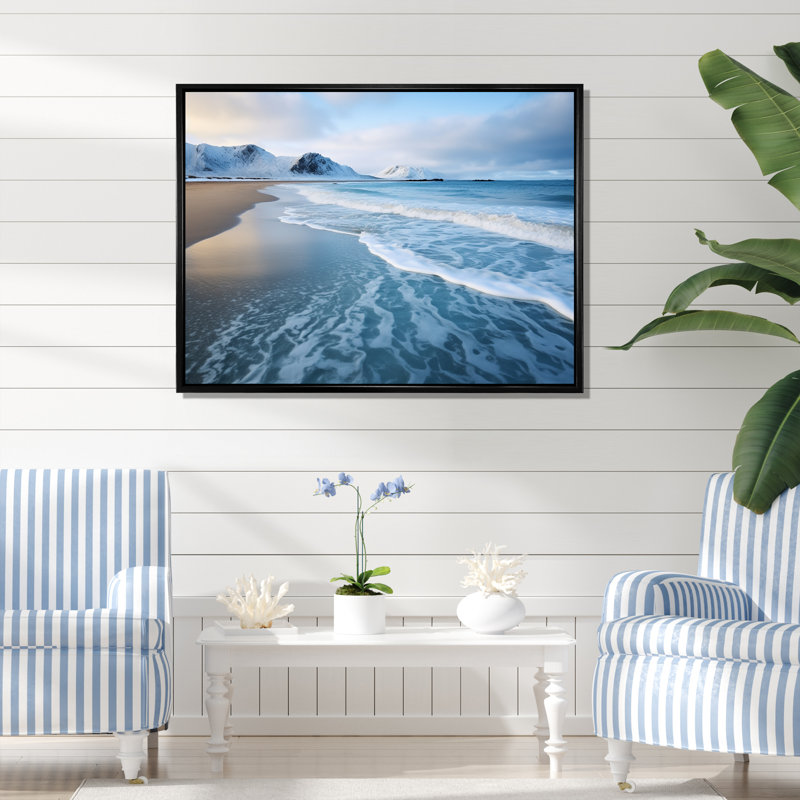 Vague blanche calme sur la plage côtière II - art mural plage, H 34 po x l 44 po x P 1,5 po, Cadre flottant noir