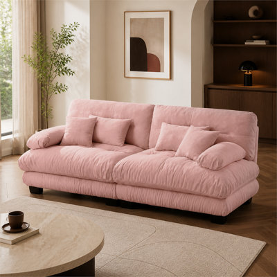 Le canapé en nuage rose à deux places en tissu chenille, jumelé à deux paires de coussins lombaires et de coussins de dossier, la conception douce convient au mobilier de salon.