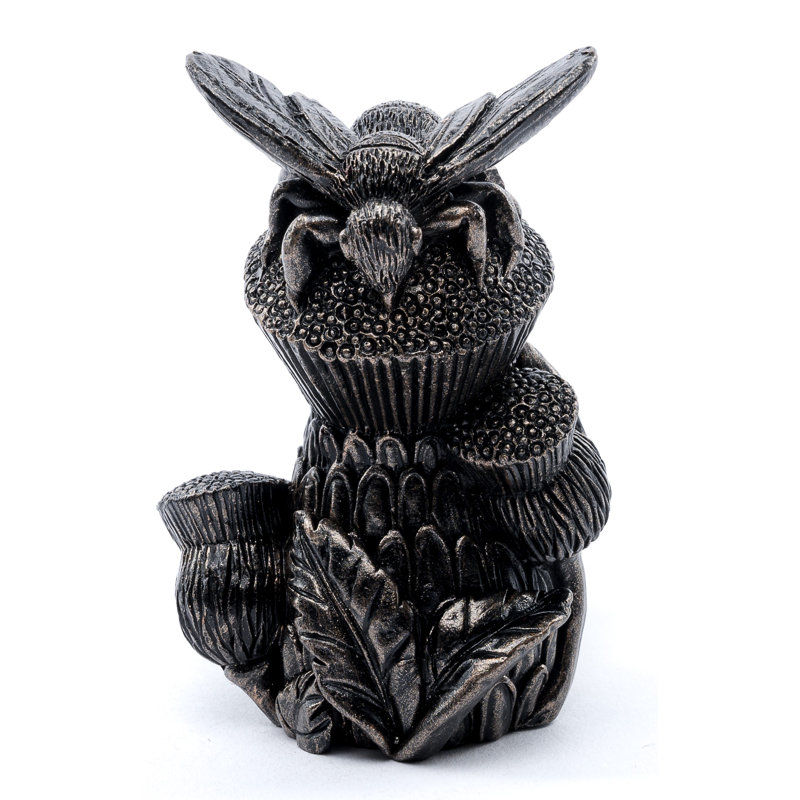 Pieds de jardinière abeille sur chardon couleur bronze dans une boîte cadeau