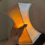 Petite lampe de table moderne en métal blanc avec abat-jour en soie artificielle pour le salon de la chambre à coucher, ampoule incluse