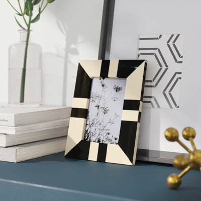 Cadre photo géométrique en résine de 7 po L x 0,5 po x H 9 po, finition noir / blanc pour un affichage élégant de la table ou du mur et un accessoire de décoration moderne