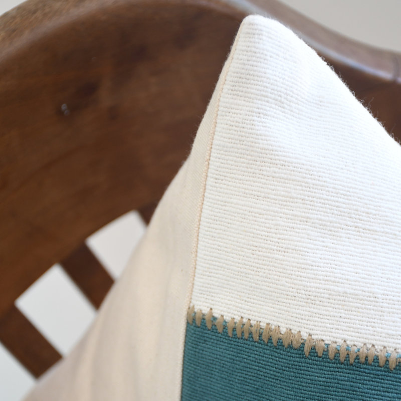 Jeté Boho bleu sarcelle et blanc, Carré 20 po, Rayé bleu / blanc