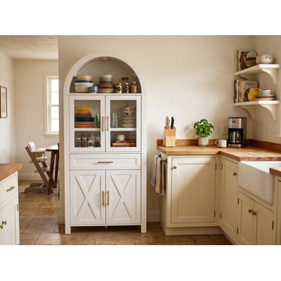 Garde-manger Farmhouse avec portes de grange arquées en verre et tablettes réglables en blanc