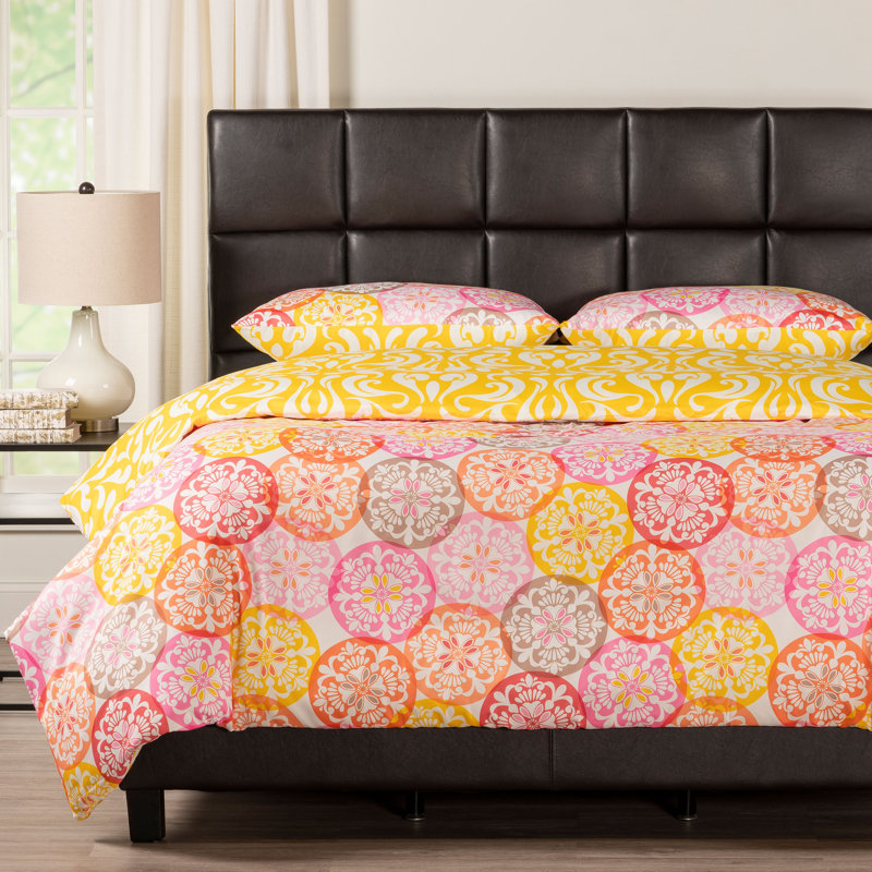 Olivia Polyester Medallion Duvet Cover, Queen Duvet Cover + 2 Queen Shams