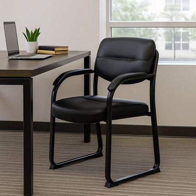 Fauteuil de réception Eva, base traîneau, accoudoirs courbés en acier, similicuir noir