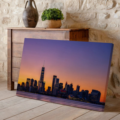 Toile, "A Skypirating City Skyline At Dusk", silhouette contre un dégradé d'art mural