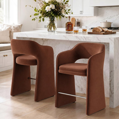Tabouret de bar 24 po rembourré en velours entièrement assemblé avec accoudoirs (ensemble de 2)