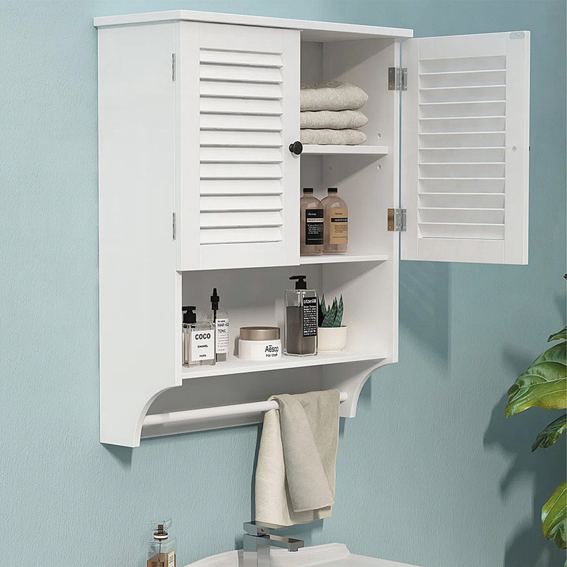 Armoire de salle de bain murale avec portes à persiennes, tablette ouverte, tablettes réglables et barre à serviettes pour un rangement et une ventilation améliorés
