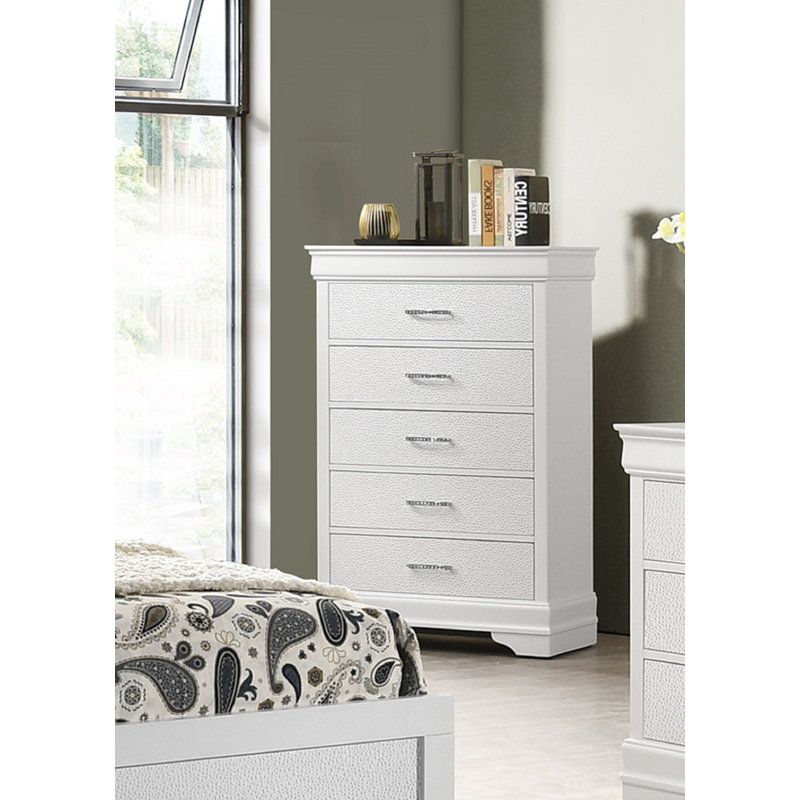 Commode haute à 5 tiroirs avec finition blanche, fabrication en bois massif et poignées capitonnées en cristal pour un rangement élégant