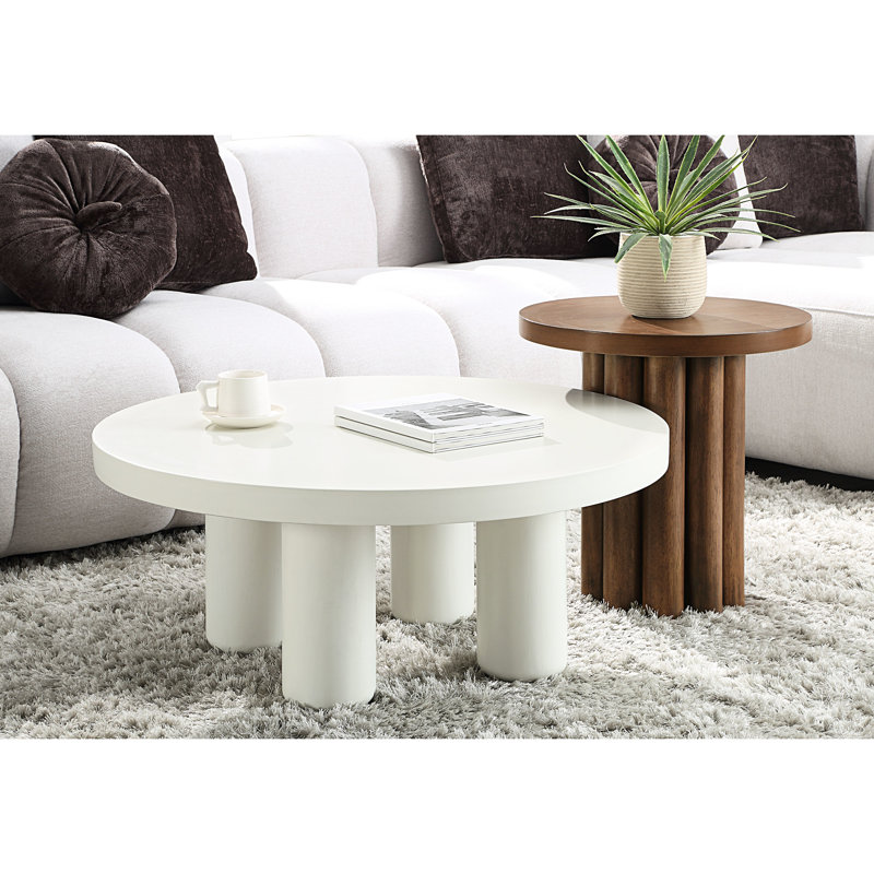 Table de bout polyvalente brune faite de matériaux durs avec une structure