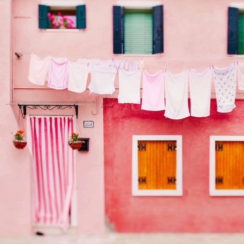 Jour de lessive à Burano, Italie, H 30 po x l 30 po, Non, Toile avec cadre argenté