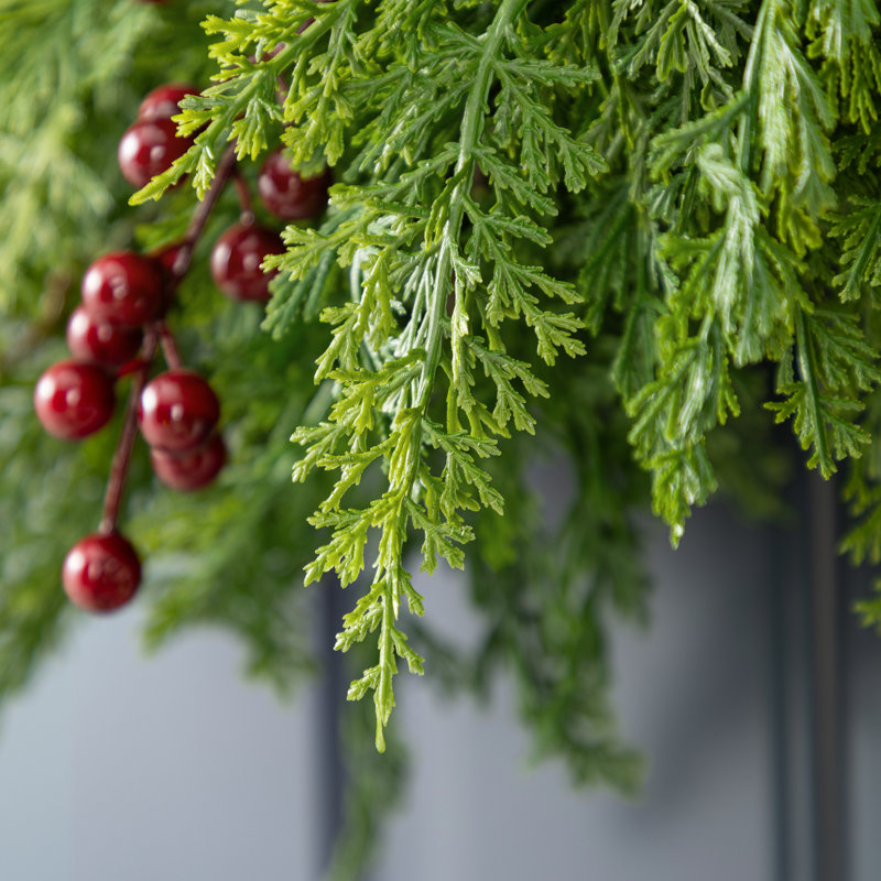 Couronne de cèdre de 24 po avec des baies rouges