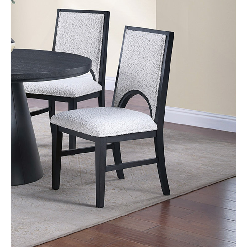 Chaise arquée en tissu blanc