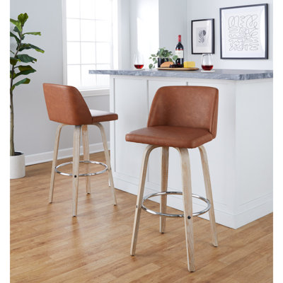 Tabouret de bar 30 po contemporain à hauteur fixe pivotant en bois blanchi et similicuir brun clair avec repose-pieds rond en métal chromé - ensemble de 2