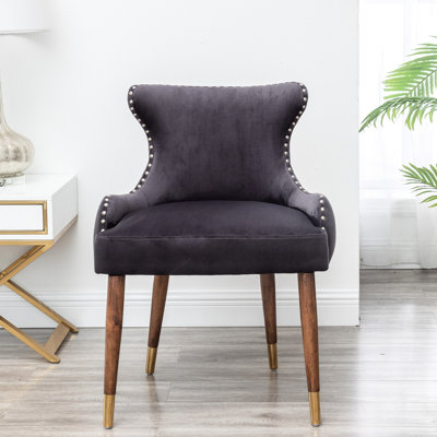 Fauteuil d'appoint à garniture cloutée en velours gris - contemporain, dossier et siège rembourrés de mousse dense, repose-pieds contemporain, coussin de siège, garniture décorative, courbée, structure solide
