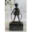 Figurine Attend jolie fille jouant avec serre-livres