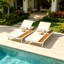 Chaise longue d'extérieur en fer blanc et teck avec dossier réglable et coussin épais de 2 pouces résistant à l'eau pour la détente sur le patio et la piscine