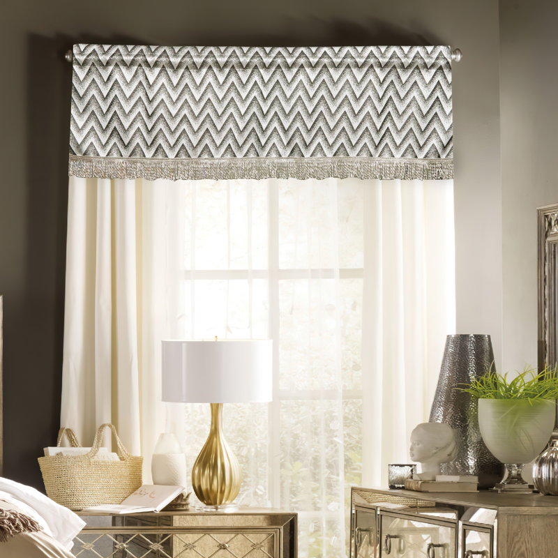 Jacquard en polyester Aninye Corrigan Studio®, jacquard en polyester, avec franges, argent, 60 po x 18 po, cantonnière droite avec passe-tringle