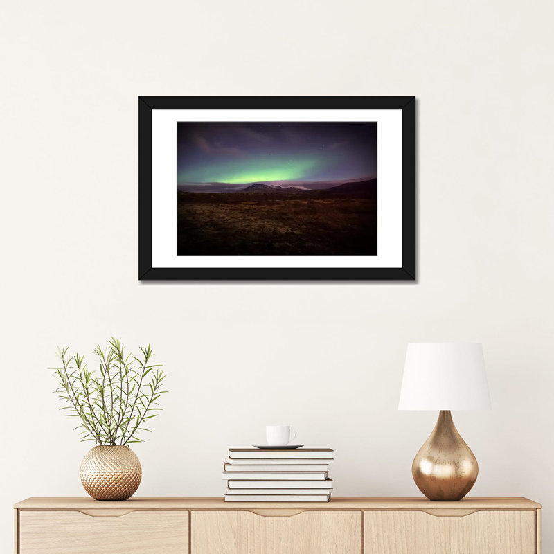 « northern lights », impression sur toile, Papier avec cadre noir, H 16 po x l 24 po x P 1 po, Blanc