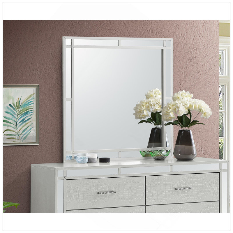 Miroir contemporain argenté champagne avec accents de lumière DEL et verre de haute qualité à faible distorsion, parfait pour les intérieurs modernes