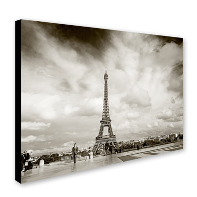 «Paris Eiffel Tower and Man, reproduction de photo sur toile tendue