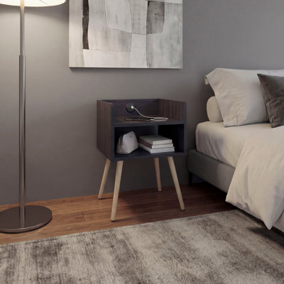 Table de chevet moderne avec station de charge USB intégrée, tablettes de rangement ouvertes à 2 niveaux et 4 pieds