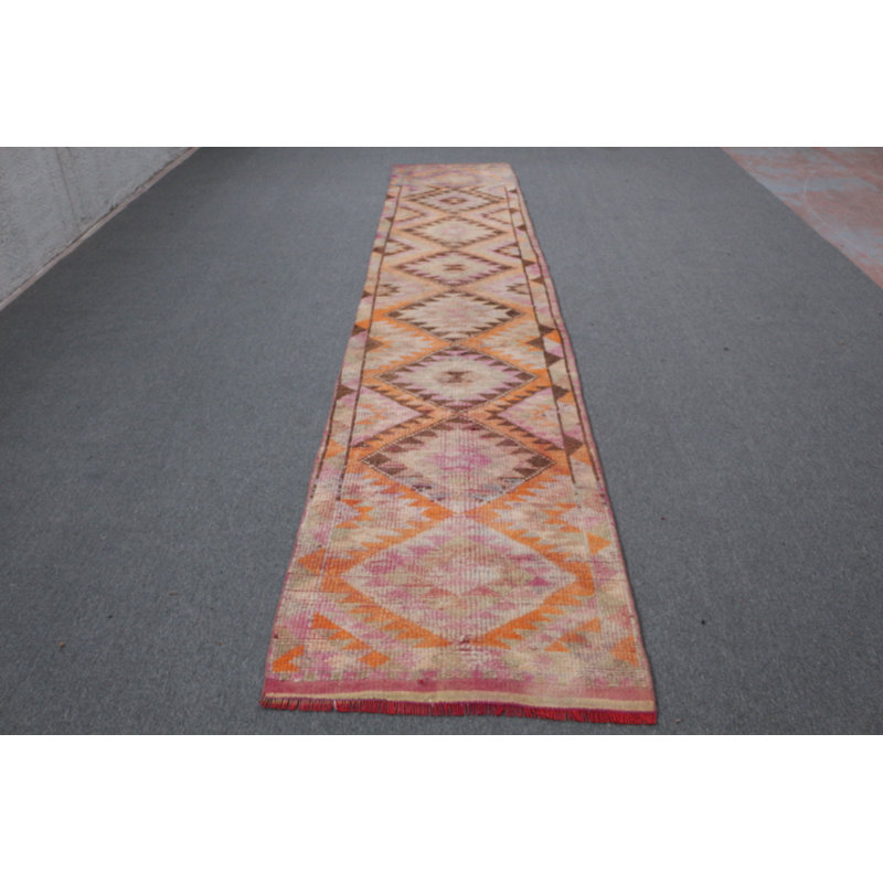 Faites l'expérience du charme exotique avec ce tapis de couloir turc Herki