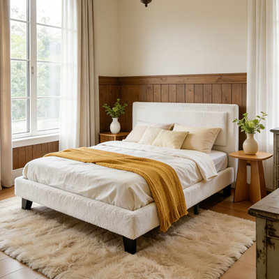 Très grand lit tapissier avec tête de lit tapissier et sommier tapissier, beige