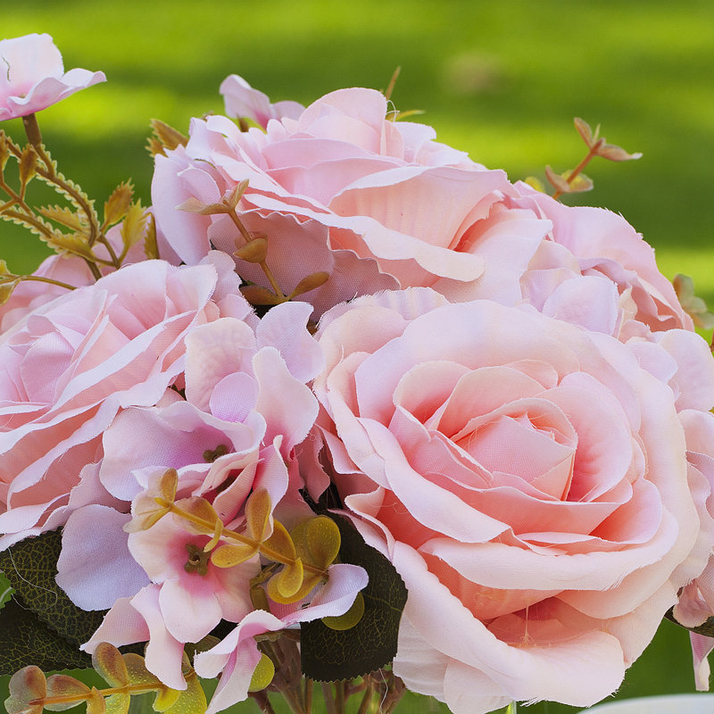 Arrangement floral de roses dans un vase, Rose