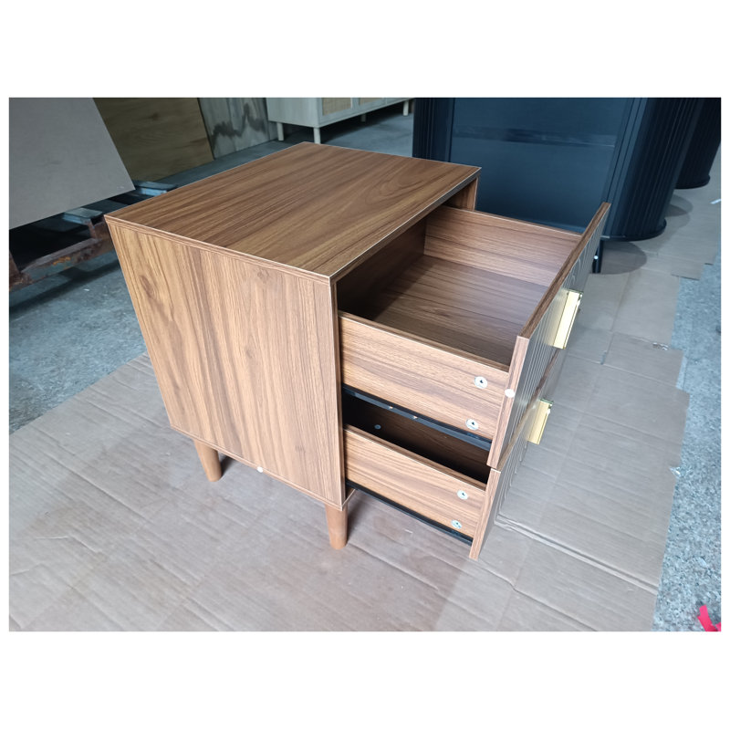 Table de chevet à 2 tiroirs au fini noyer avec panneaux sculptés et pieds en bois massif