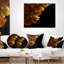 Coussin décoratif abstrait avec fleur jaune sur fond noir