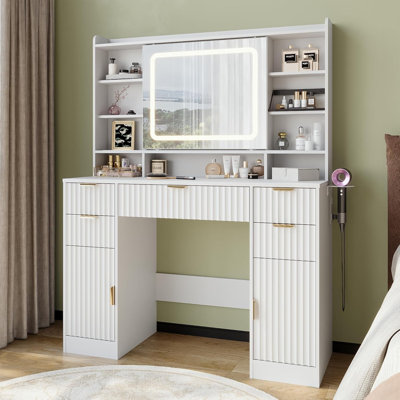 Meuble-lavabo cannelé l 43,5 po avec miroir et lumières, table de maquillage avec station de recharge et miroir mobile, coiffeuse moderne avec 5 tiroirs et 2 armoires