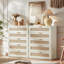 Ensemble de 3 meubles de chambre bohèmes en bois, comprenant une commode à 5 tiroirs et une table de chevet à 1 tiroir avec station de recharge, en rotin.-1119488278-1119488279