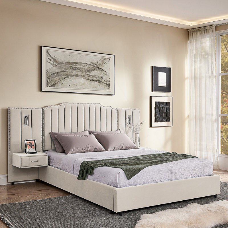 Structure de lit tapissier grand format avec tissu en velours, conception à rayures verticales avec boutons autour du lit plateforme avec tête de lit, structure solide et table de chevet