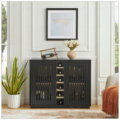 Armoire à liqueur évidée cannelée de style Mid-Century avec porte-verres à vin, support à vin et rangement pour une utilisation polyvalente