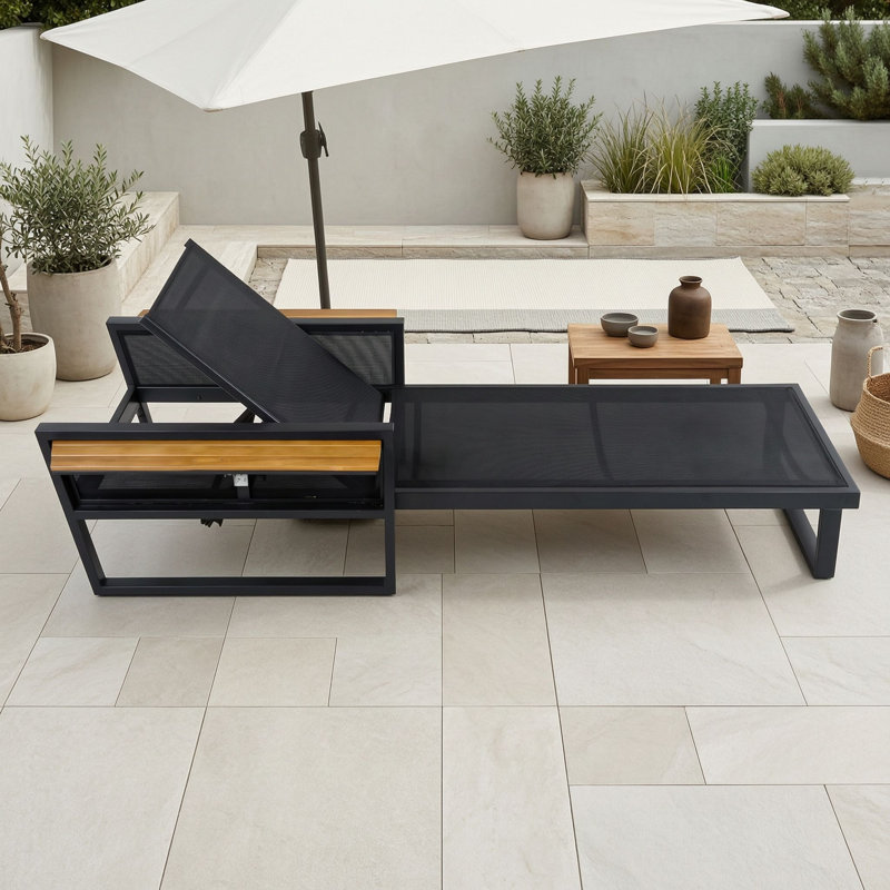 Chaise longue d'extérieur en bois avec dossier réglable et accoudoirs dépliables, Black