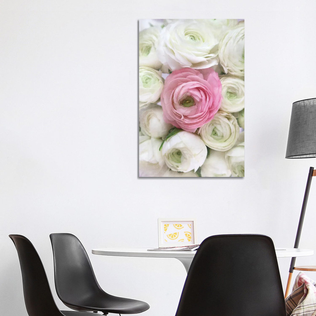 Vintage Ranunkel in Weiß und Rosa von Blursbyai - Galerie-umwickelte Leinwand Giclée auf Leinwand