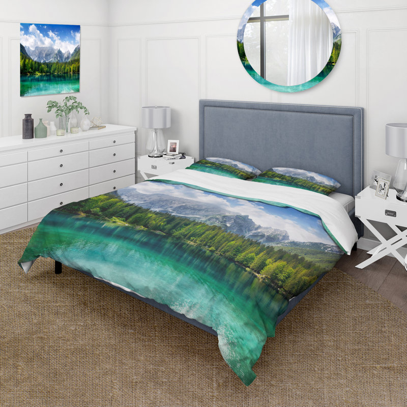 Ciel bleu sur un lac turquoise dans les bois - Ensemble de housse de couette Cabin & Lodge - Polyester en microfibre