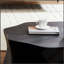 Table basse Black Petal unique en fibre de verre et placage de bois de bouleau, finition brossée pour salons modernes